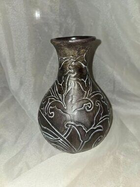 VTG Molded Resin Decorative Vase Embossed Scrolling Floral Design Black/White